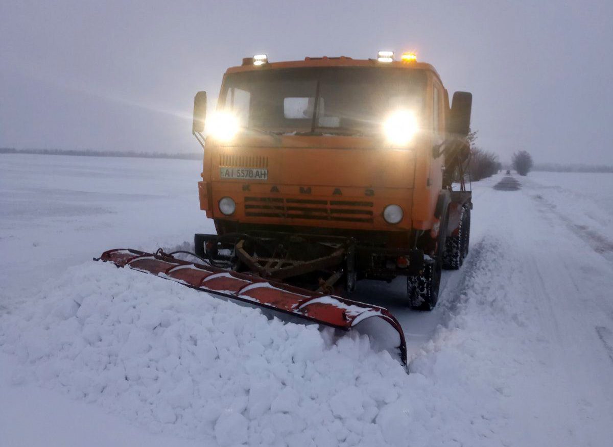 На Київщині до розчищення доріг залучено 181 одиницю спецтехніки