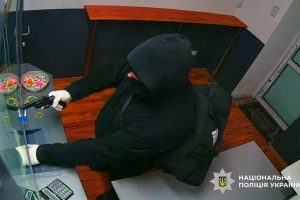 Поліцейські затримали підозрюваного у розбійному нападі на пункт обміну валют на столичному Подолі