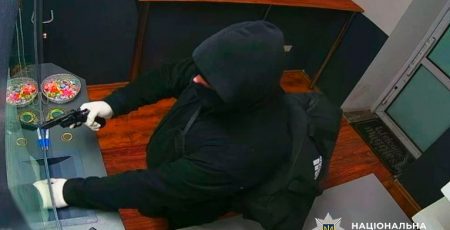 Поліцейські затримали підозрюваного у розбійному нападі на пункт обміну валют на столичному Подолі