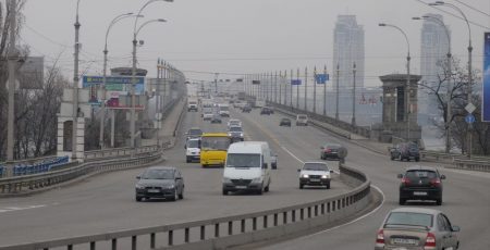 Комунальники ліквідували пошкодження тепломережі на мосту Патона