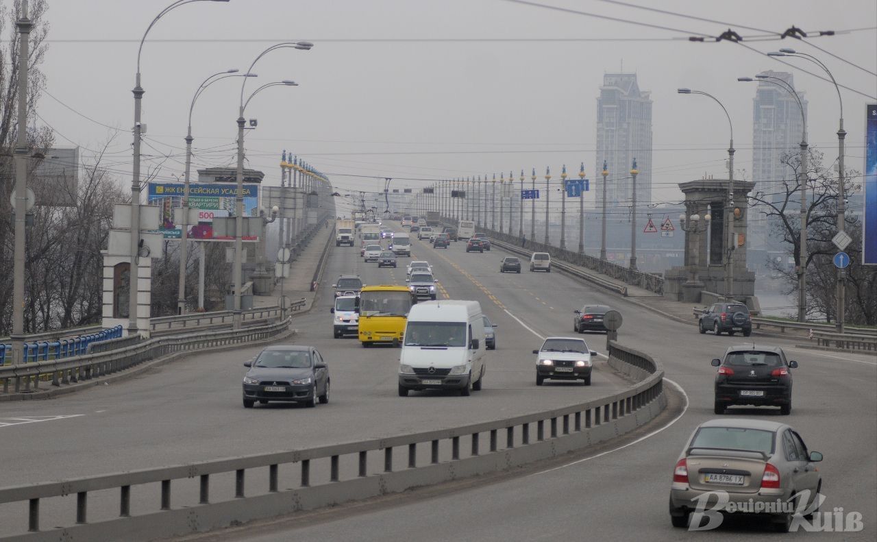 Комунальники ліквідували пошкодження тепломережі на мосту Патона