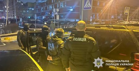У Києві правоохоронці викрили "ділка", який пропонував чоловікам "інвалідність" з пенсійним забезпеченням (фото)