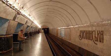 На станції метро «Лук’янівська» триває відновлення вхідних груп: почались ремонтні роботи на виході № 1