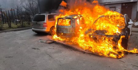 У Дніпровському районі столиці згоріло три автівки (фото)
