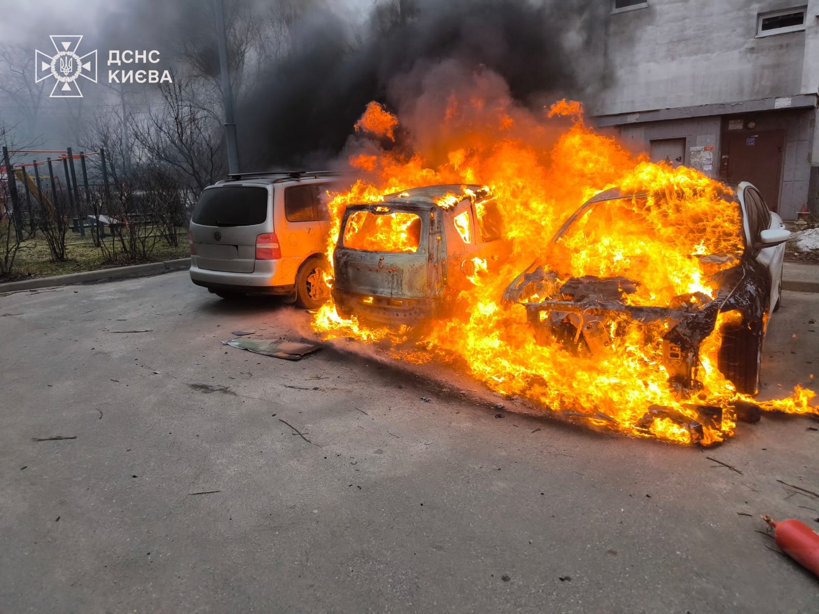 У Дніпровському районі столиці згоріло три автівки (фото)