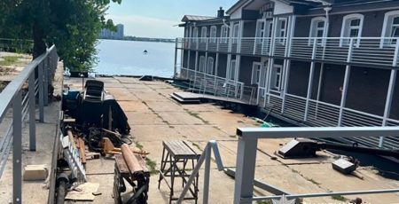 У Києві судитимуть двох підприємців, які незаконно захопили річковий причал Укрзалізниці у Дніпровському районі