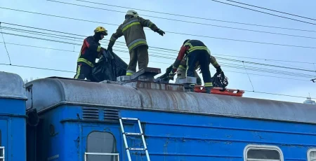 У Солом'янському районі один підліток загинув та ще двоє отримали опіки внаслідок ураження струмом на даху потяга (фото)