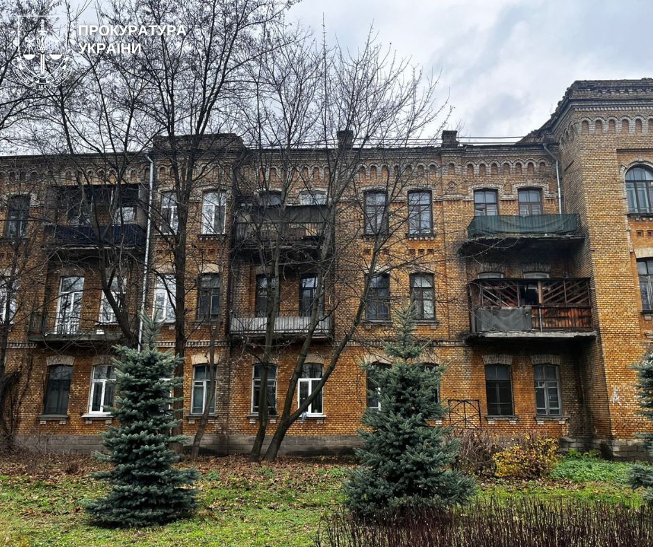 Столична прокуратура через суд вимагає привести до належного стану "Будинок для офіцерів-вихователів Миколаївського артучилища" (фото) Столична прокуратура через суд вимагає привести до належного стану "Будинок для офіцерів-вихователів Миколаївського артучилища" (фото)