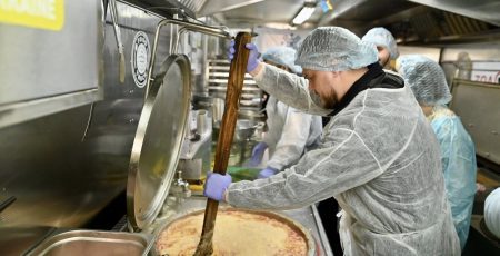 Микола Калашник разом із Послом Литви в Україні Інгою Станітє-Толочкєнє працювали в Обухові на благодійному фудтраку «Їжа без кордонів»