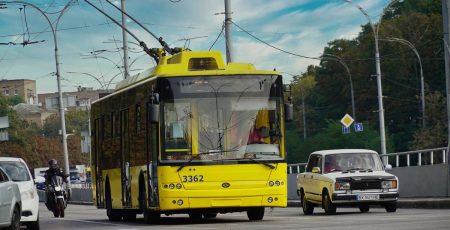 Завтра, 25 березня, столичні автобуси № 2 та тролейбуси № 27 курсуватимуть зі змінами (схеми)