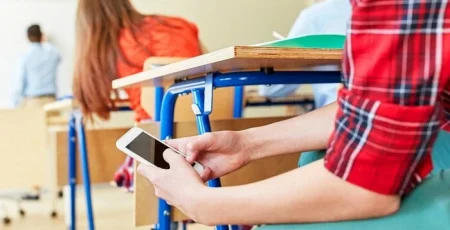 Нардеп Марузашу пропонує законом заборонити смартфони і смартгодинники у школах