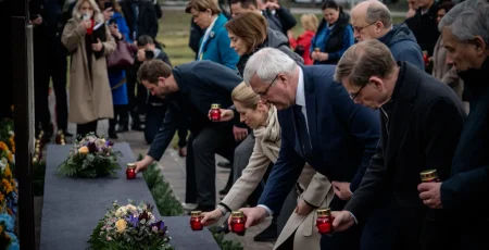 У Бучі міністри закордонних справ країн ЄС вшанували жертв масових злочинів, скоєних під час окупації рф