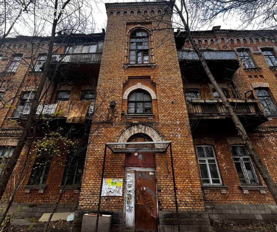 Столична прокуратура через суд вимагає привести до належного стану "Будинок для офіцерів-вихователів Миколаївського артучилища" (фото)