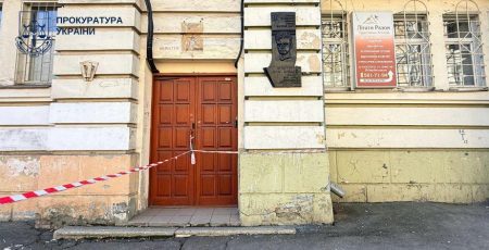 Столична прокуратура через суд вимагає повернути з приватної власності приміщення, де жив письменник Ольжич (фото)