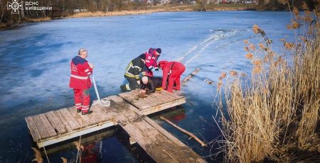 На Бучанщині зі ставка витягнули двох людей, які провалились під лід