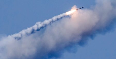 Київ: наслідки нічної атаки рф фіксують у трьох районах, є постраждалі