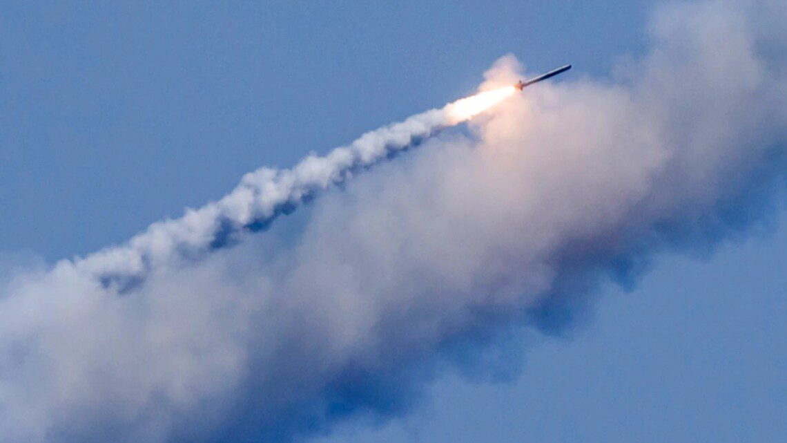 Київ: наслідки нічної атаки рф фіксують у трьох районах, є постраждалі