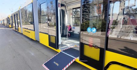 На лівому березі столиці на маршрут вийшли нові трамваї (фото)