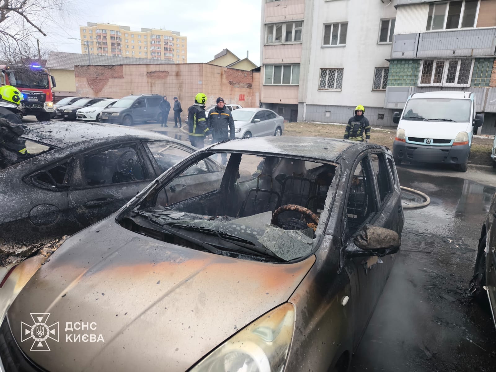 У Дніпровському районі згоріло три автівки (фото)