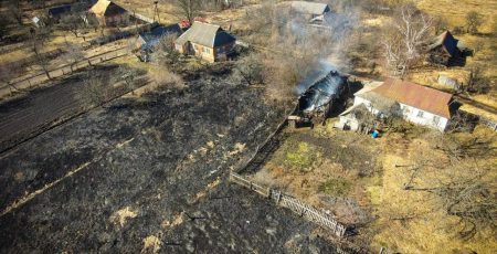 На Київщині дачники хотіли навести лад у садку та спалили сусідам господарчу будівлю ( фото)