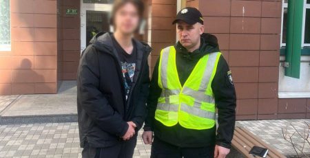 Форма не по формі: Двійко блогерів у Києві жартома вдягнулися поліцейськими: справжні поліціянти склали протокол