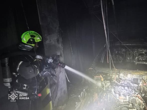 Пожежа на Дарниці: горів підземний паркінг, вогонь загасили