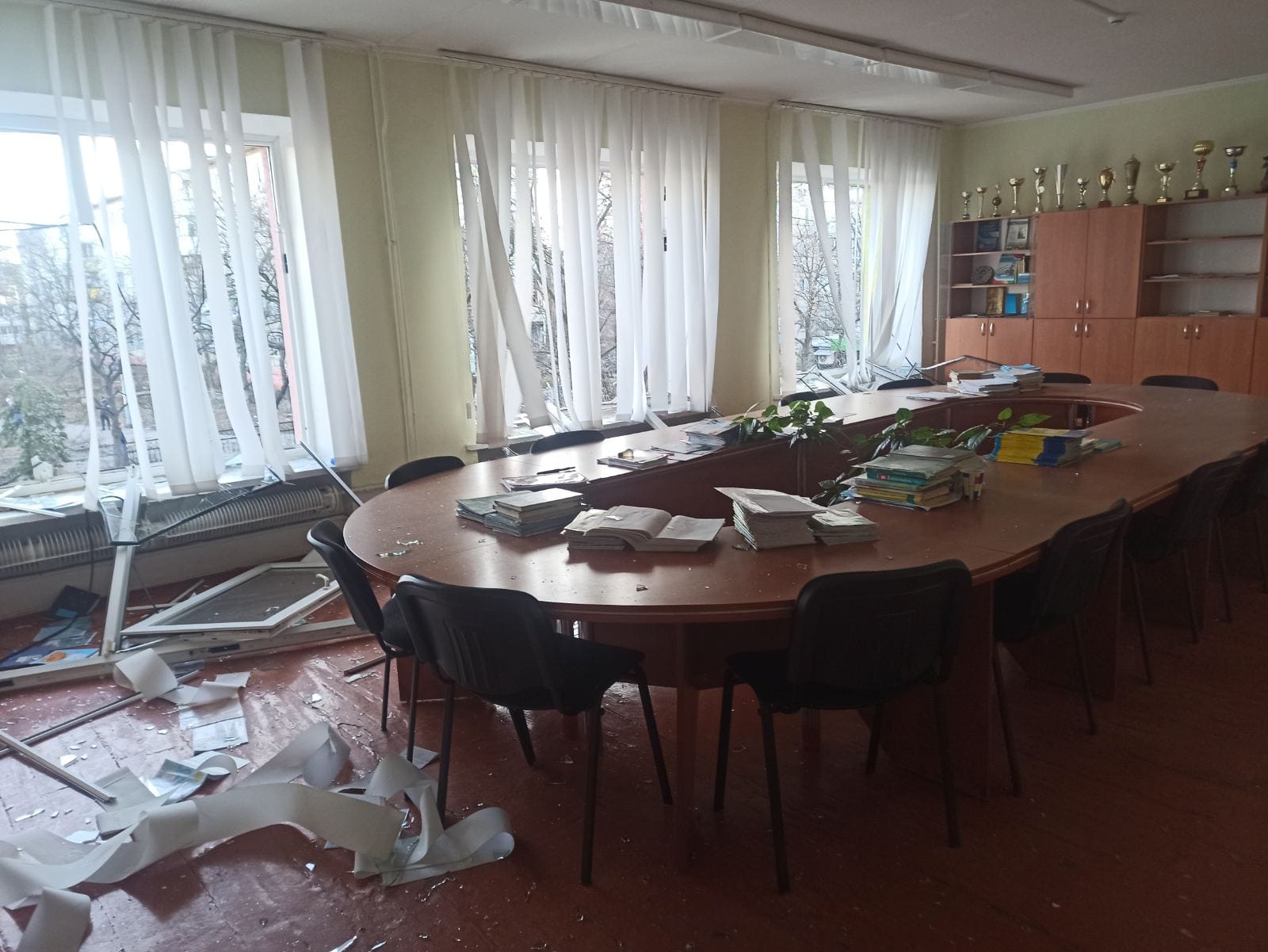 На Київщині після нічної атаки рф ліквідували всі пожежі, серед пошкодженого п’ять закладів освіти