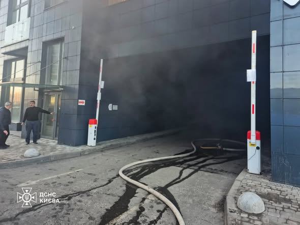 У Києві на Дарниці горів підземний паркінг: пожежу загасили