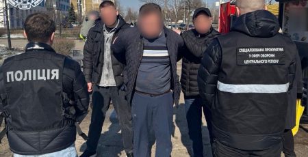 Виїзд за кордон під виглядом священнослужителя: у Києві затримали торговця "статусом"
