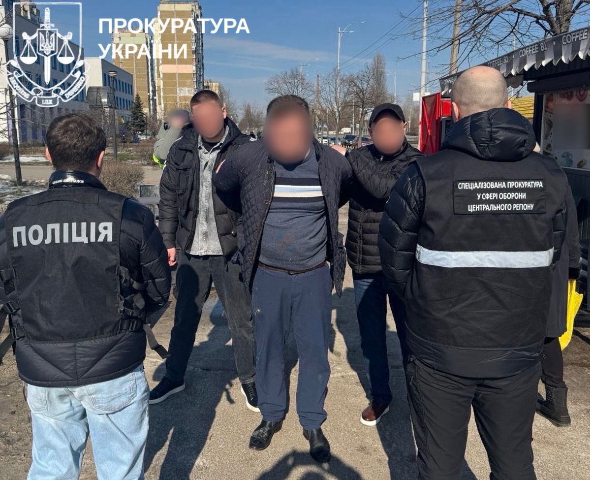 Виїзд за кордон під виглядом священнослужителя: у Києві затримали торговця "статусом"