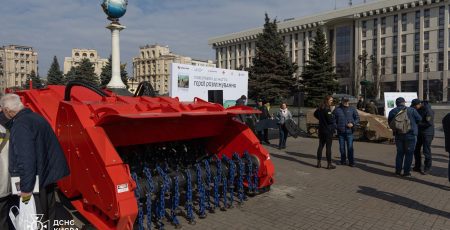 На Майдані Незалежності у Києві презентували марку "Повертаємо до життя: герої розмінування"