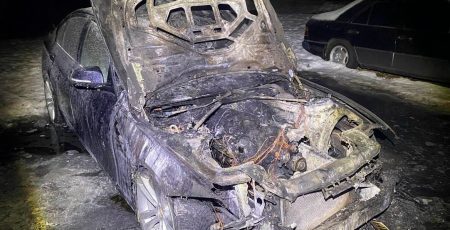 У Києві затримали молодих людей, які підпалили два автомобілі військових та авто рятувальника