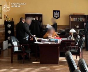 У Києві трьох посадовців державного інституту підозрюють в організації схеми бронювання від мобілізації