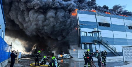 Поблизу Києва ліквідовують пожежу в складській будівлі, у місті можливе задимлення
