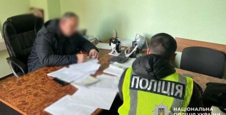 Посадовця КП ШЕУ підозрюють у переплаті при закупівлі дорожнього огородження