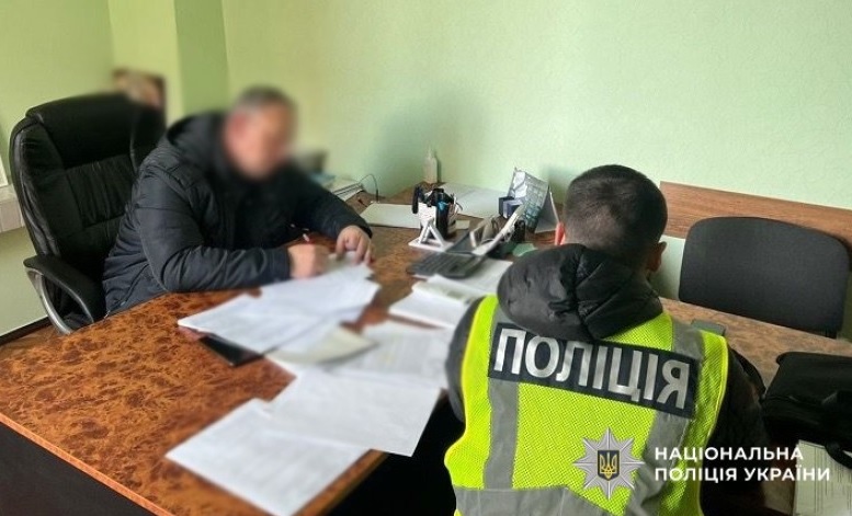 Посадовця КП ШЕУ підозрюють у переплаті при закупівлі дорожнього огородження