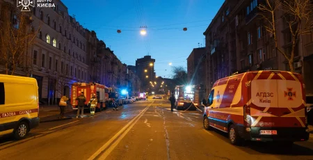 У Києві на вулиці Петлюри при пожежі в багатоповерхівці евакуювали 10 мешканців (відео)