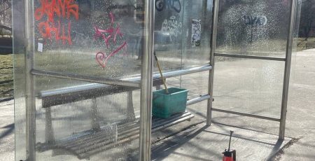 Комунальники у Києві відновлюють зупинки громадського транспорту після зими: багато забруднень