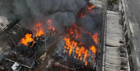 У Голосіївському районі ліквідували масштабну пожеже на території підприємства (фото, відео)