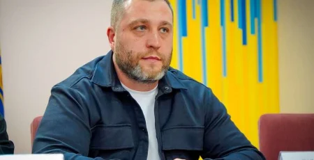 Голова Шевченківської РДА Сазанович пояснив, чому не змогли накрити дах будинку на Теліги