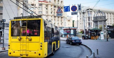 Обмеження руху на завтра: автобуси № 2 та тролейбуси № 27 курсуватимуть у середу, 25 березня, інакше (схеми)