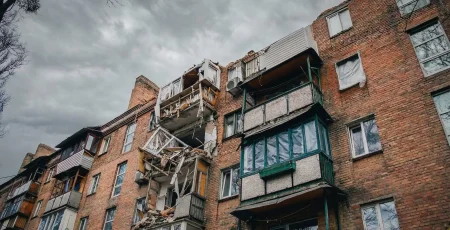 У Києві мешканці будинку на Теліги заявляють про небезпечні умови проживання та затягування відновлення (відео)