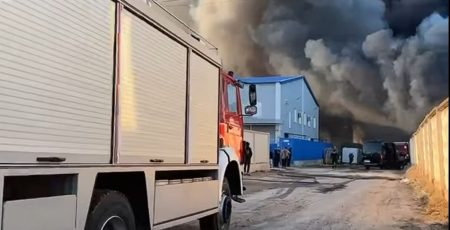 Пожежа на складах під Києвом: великий вогонь вдалося приборкати об’єднаними силами ДСНС (відео)