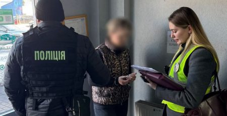 У Києві викрили «бігунків», які за гроші прискорювали перереєстрацію транспорту