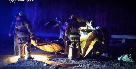 На Київщині у ДТП легковика з вантажівкою загинули двоє людей (фото)