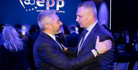 На саміті ЄНП в Брюсселі Кличко закликав європейських політиків продовжувати закупівлю зброї для української армії