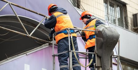 Цього тижня у чотирьох районах Києва демонтуватимуть незаконну рекламу (локації)