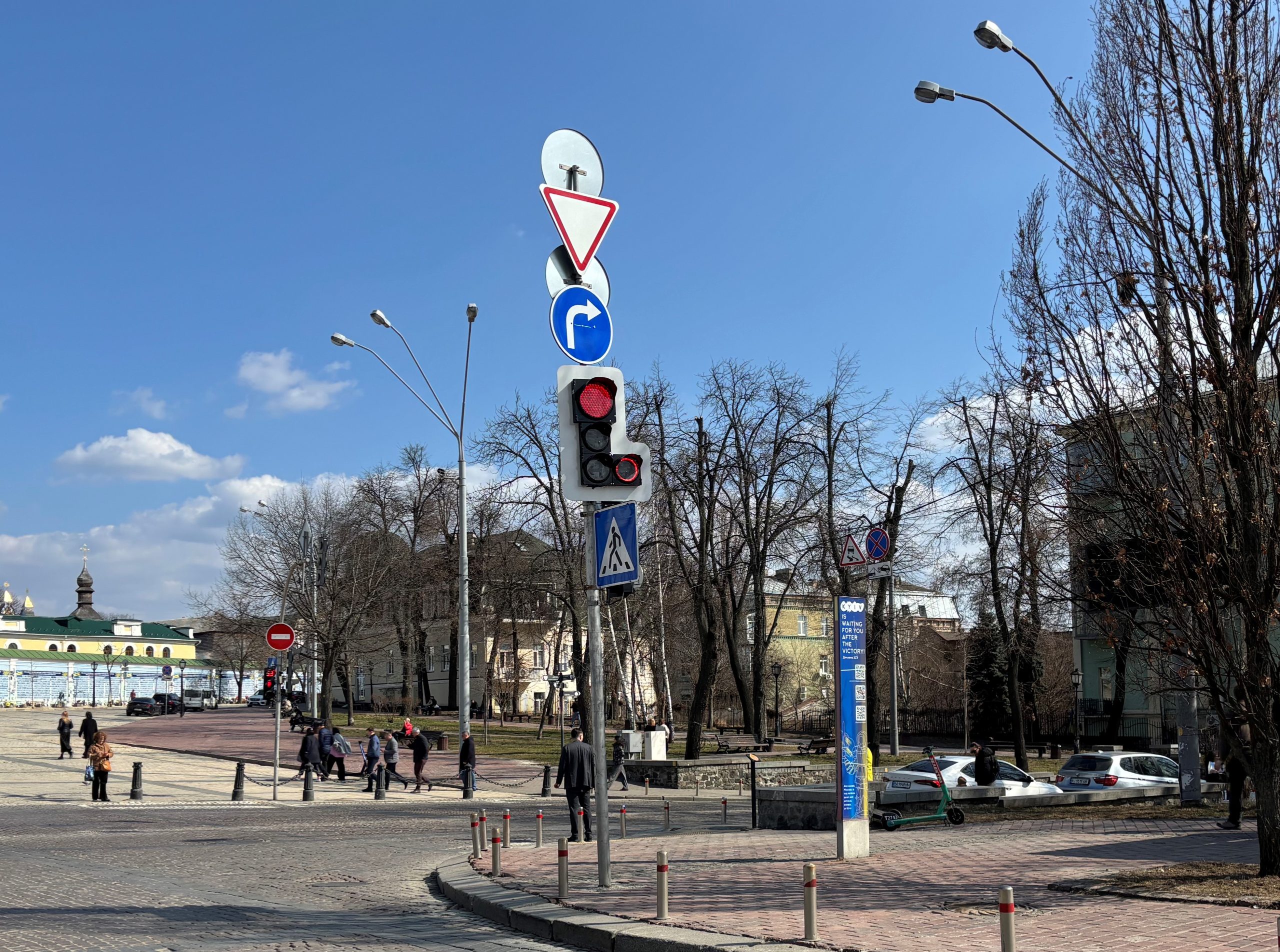 У Києві з’явився перший світлофор із червоним колом заборони