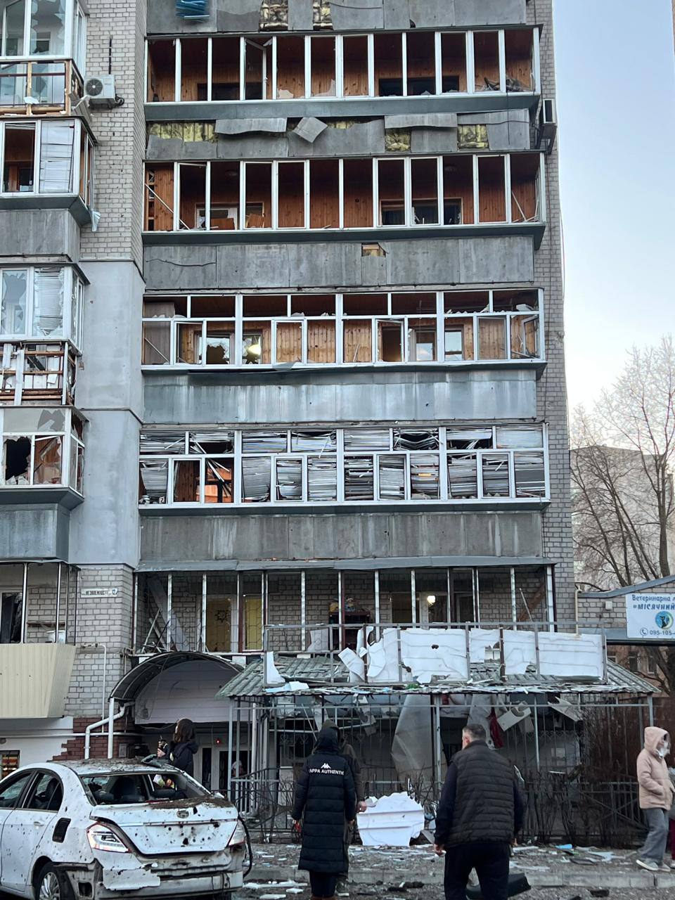 У Броварах біля постраждалої від атаки рф багатоповерхівки розгорнули пункт допомоги мешканцям
