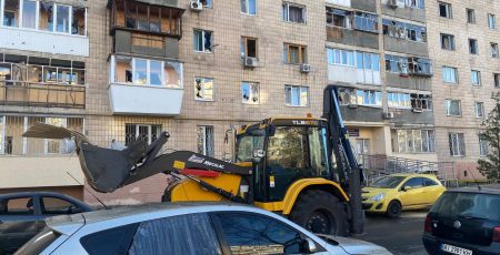 У Броварах біля постраждалої від атаки рф багатоповерхівки розгорнули пункт допомоги мешканцям